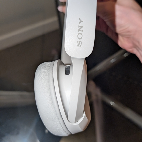 Sony White Over-Ear Headphones - Picture 4 of 6